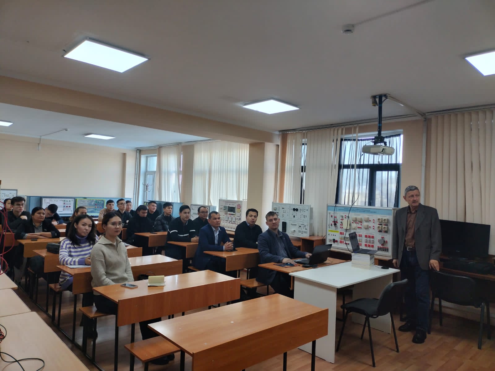 The seminar was conducted by the leading foreign professor D.P.Karaivanov, a young scientist at the Higher School of «IT and E» at the M.Auezov South Kazakhstan University