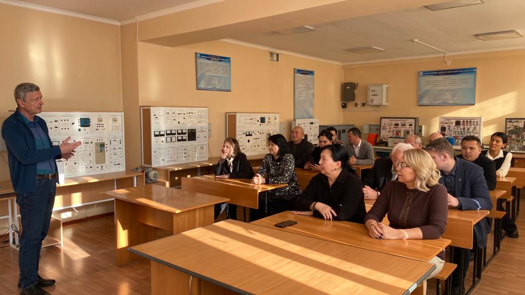 Training of the foreign scientist D.P. Karaivanov with the teaching staff of the Department of &quot;Energy and Non-traditional Energy Systems&quot; of the M.Auezov South Kazakhstan University